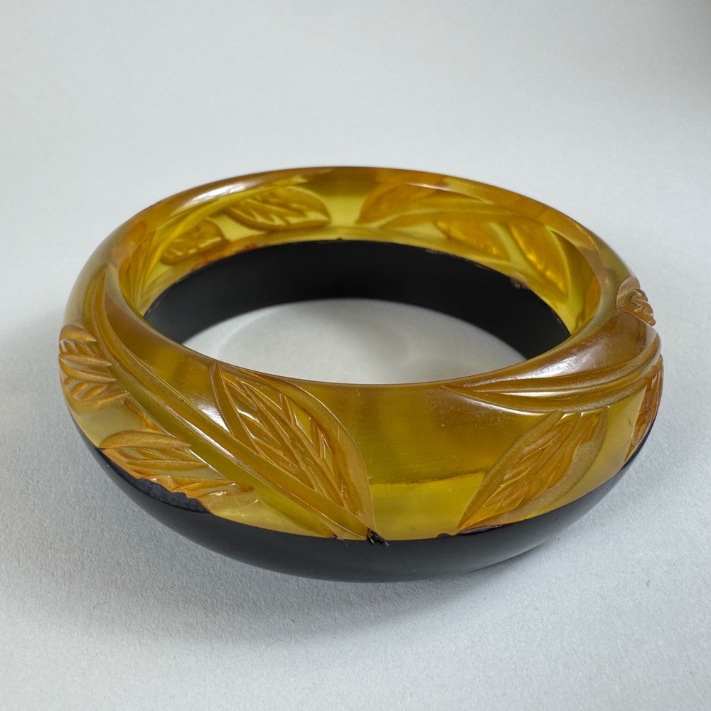 Vintage Bakelite Carved "apple juice" yellow & black bracelet-bangle.
Rare